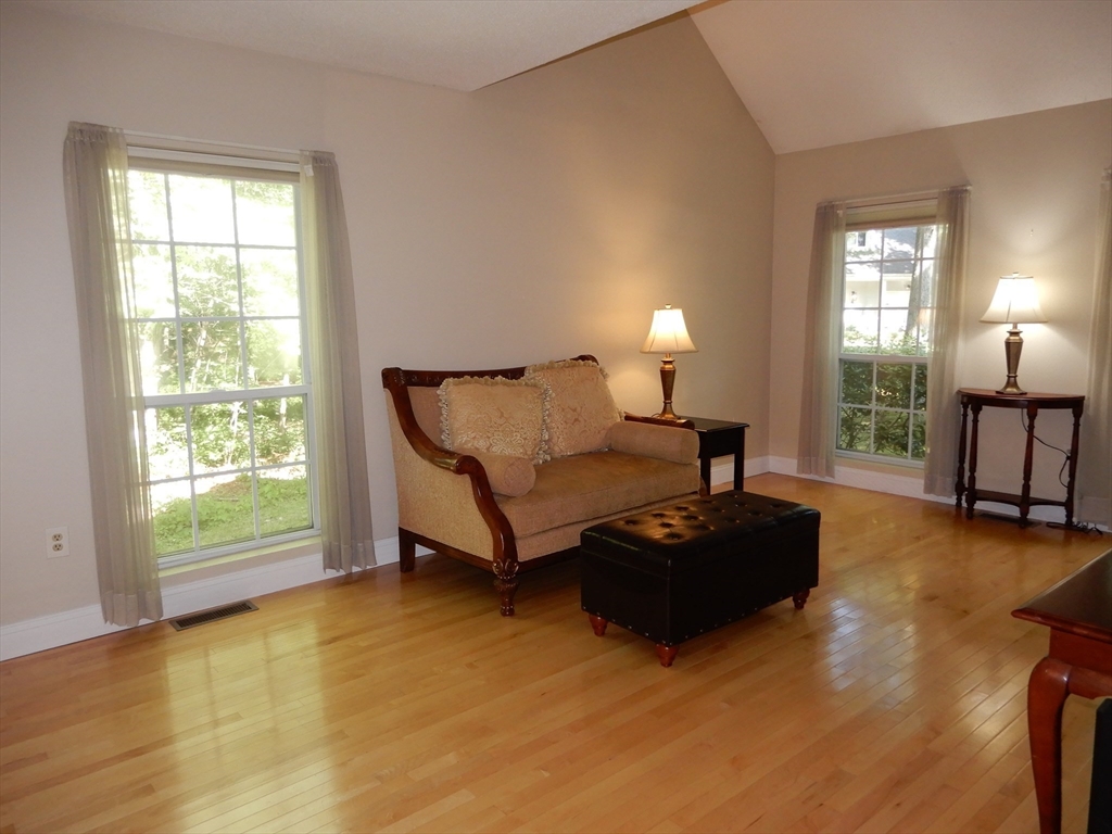 5 Bradshaw Ln, Foxboro