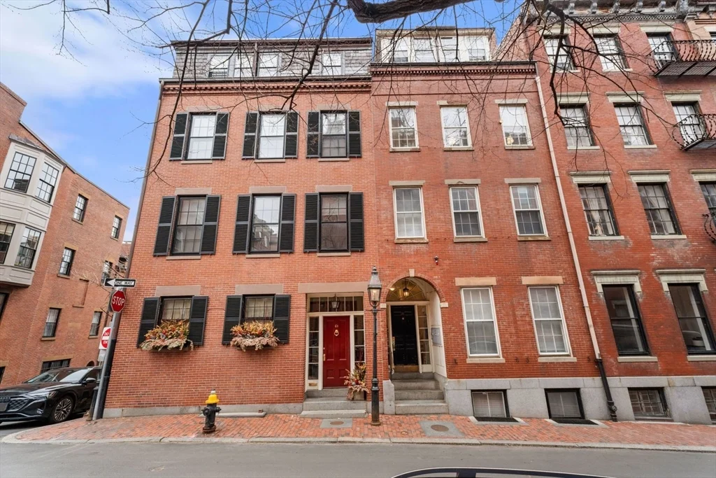 62 West Cedar St, Beacon Hill