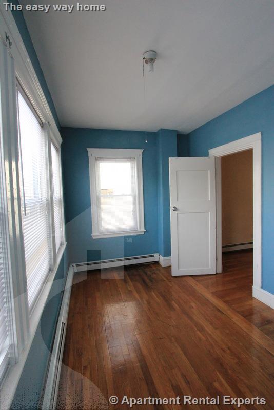 23-25 Bonner Ave, Tufts