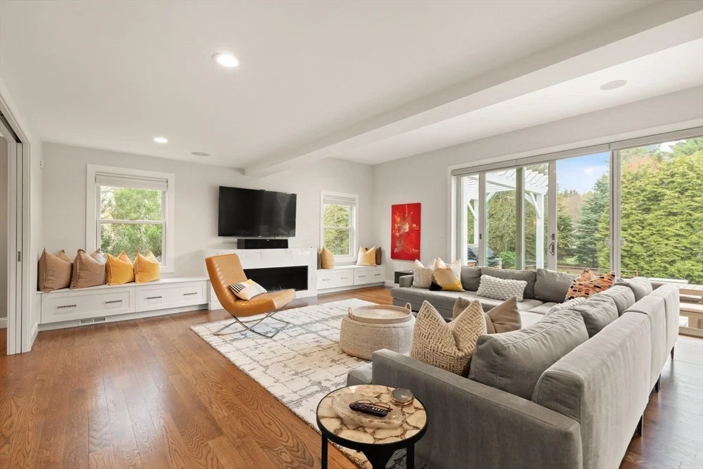 25 Saddle Club Rd, Lexington