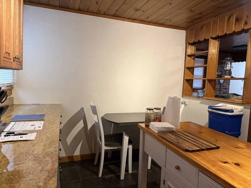 28 Quissett Rd, Mendon