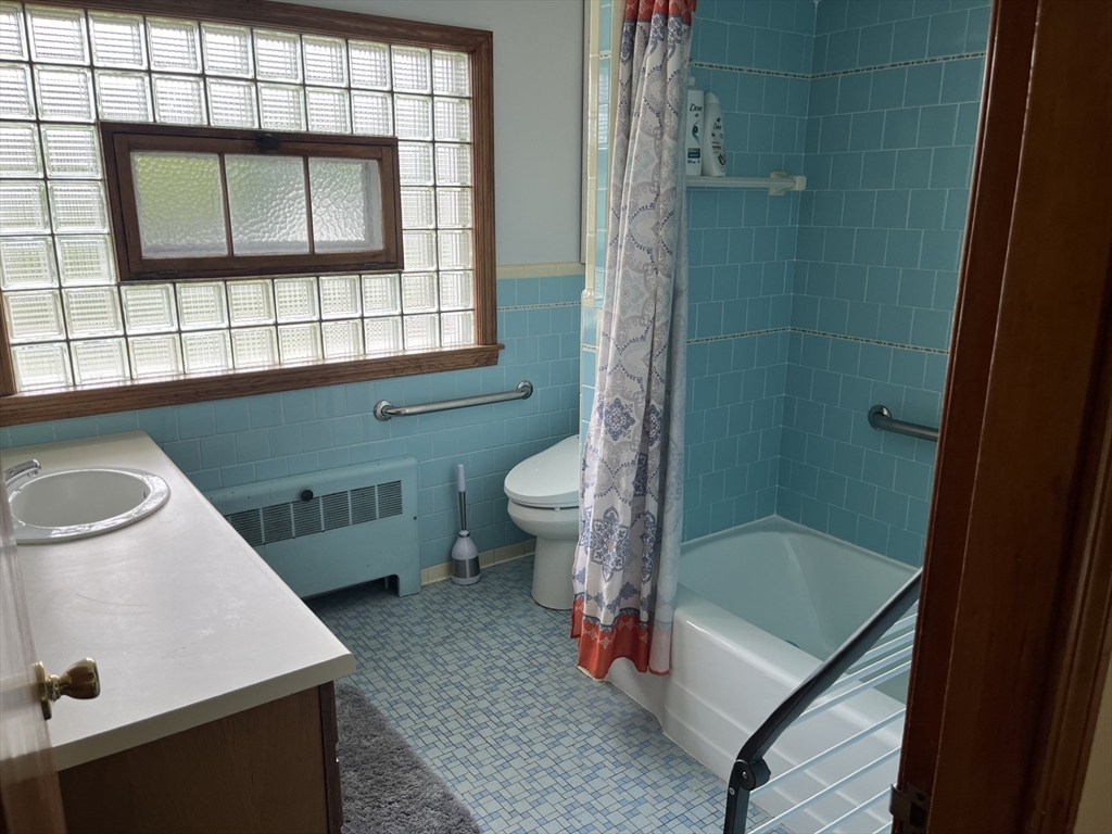 32 Harriet Ave, Shrewsbury