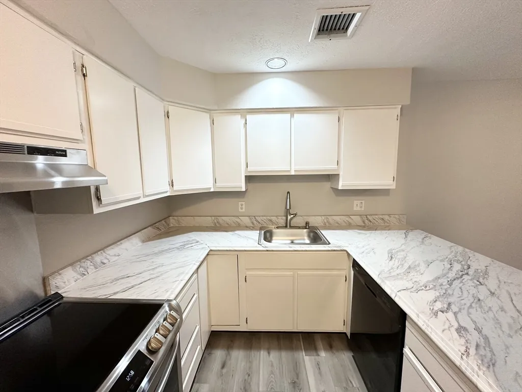 53 Steeplechase Ct, Zip 01832