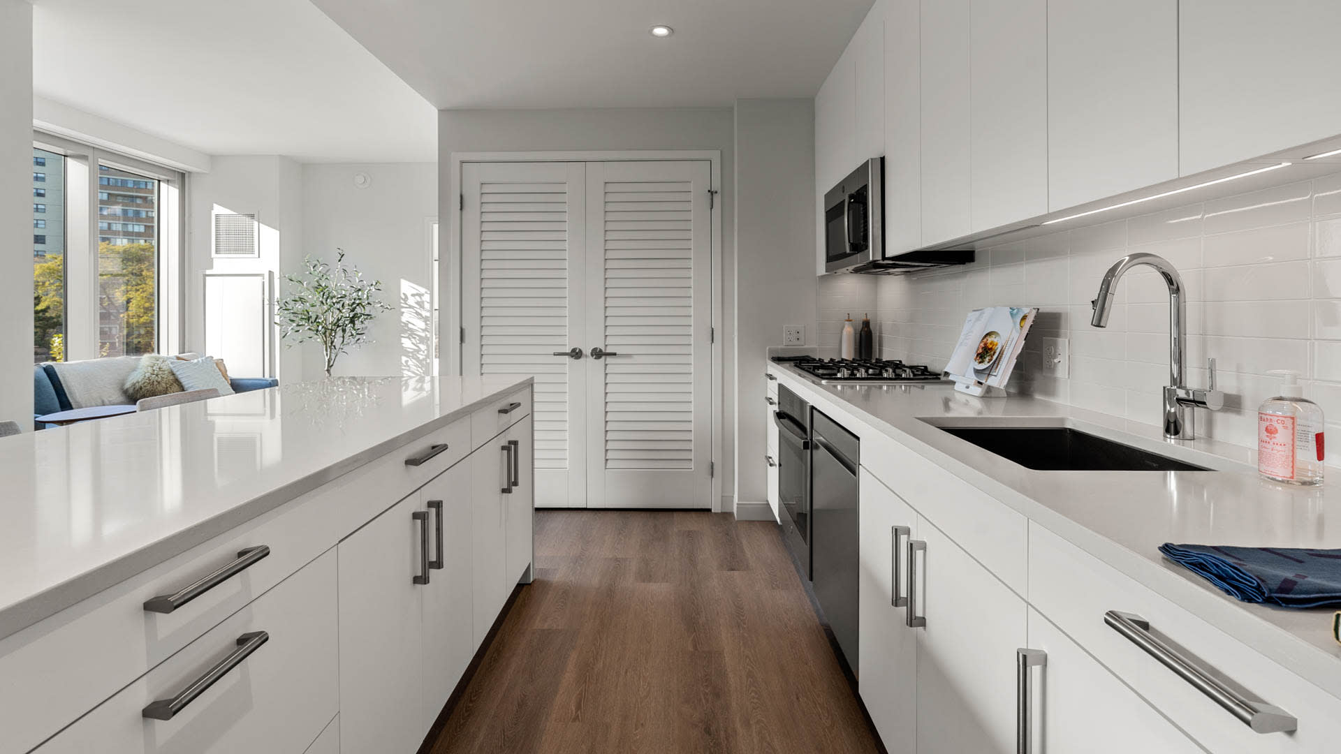 35 Lomasney Way, West End