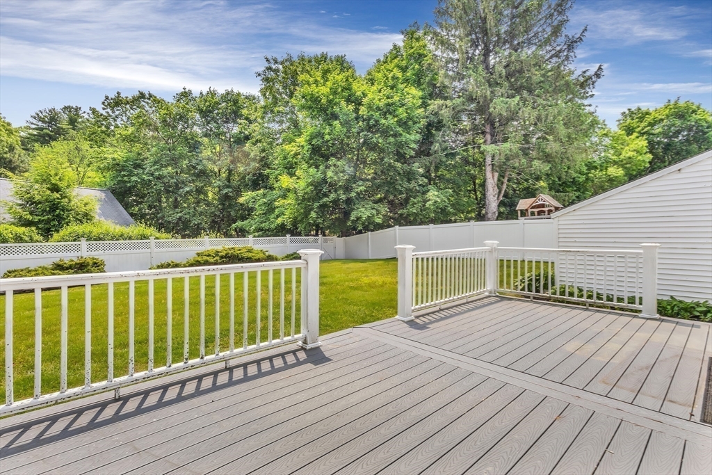 4 Oakridge Ave, Natick