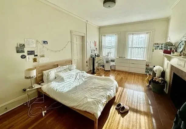 912 Beacon St, Fenway