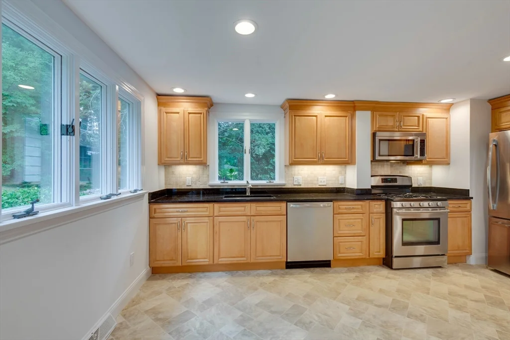 951 Main St, Lynnfield