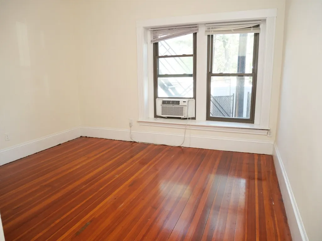 1386 Beacon St, North Brookline