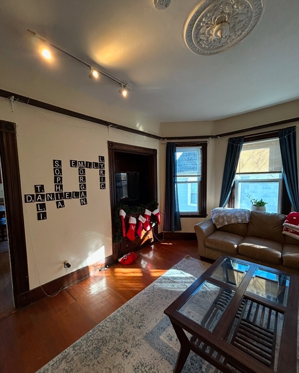 17 Hillside St, Mission Hill