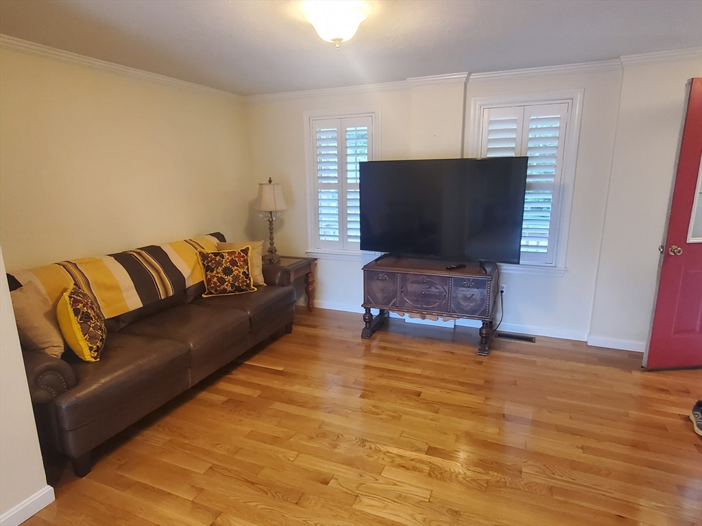 2 Valley Rd, Whitman