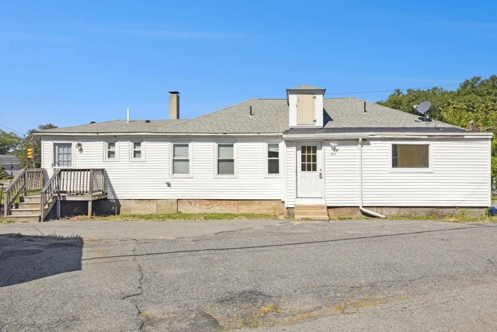 281C King, Northborough