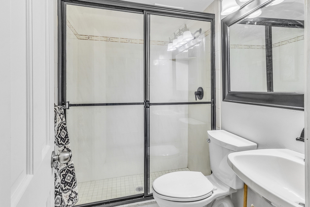 4 Oakridge Ave, Natick