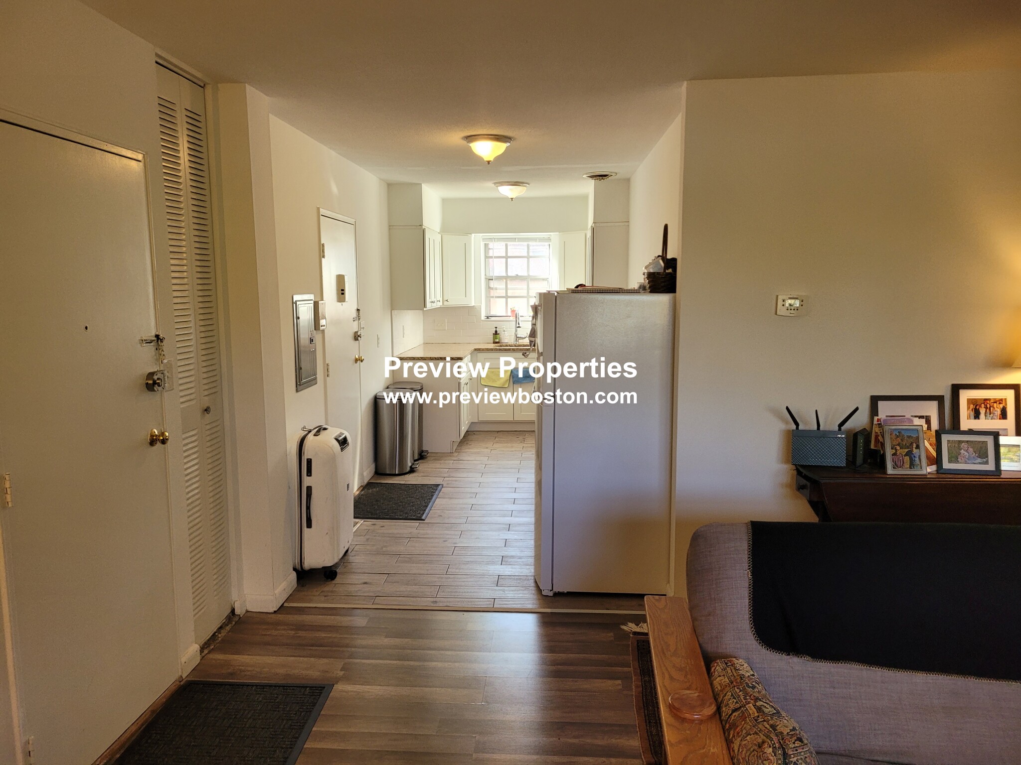 103 Lake Shore Rd, Oak Square