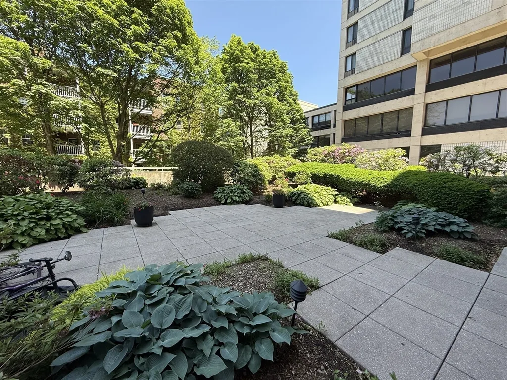 931 Massachusetts Ave, Mid-Cambridge