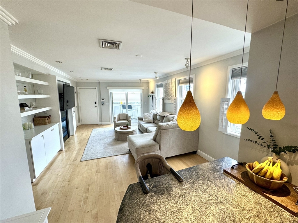 560 Commercial St, North End