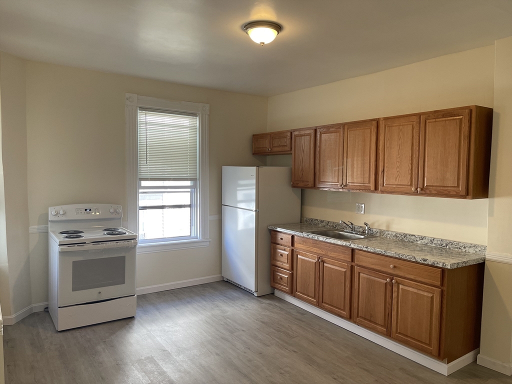 3 Hillside St, Worcester