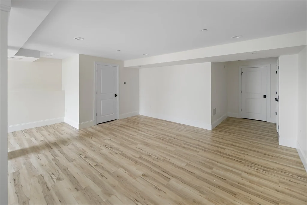 19 Lily Pond Ln, Lexington