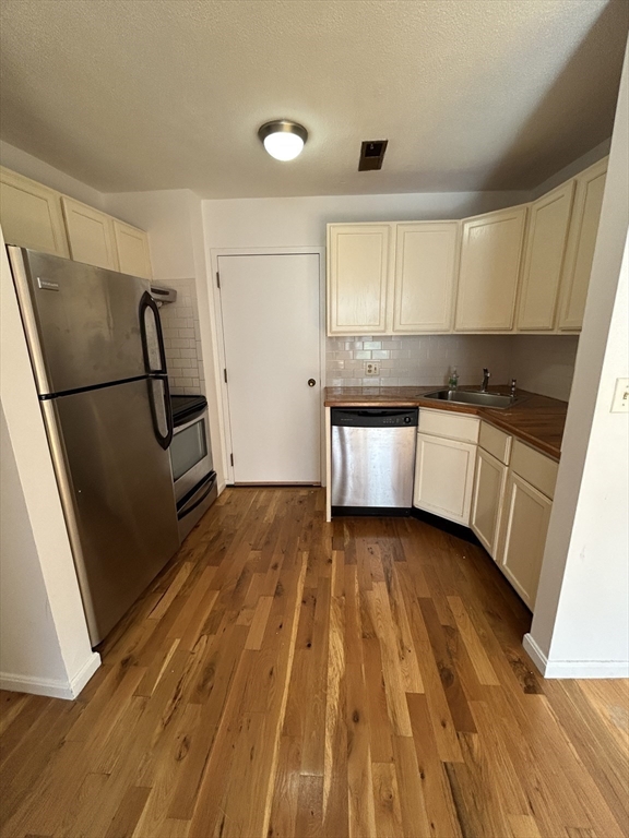 386 Commercial St, North End