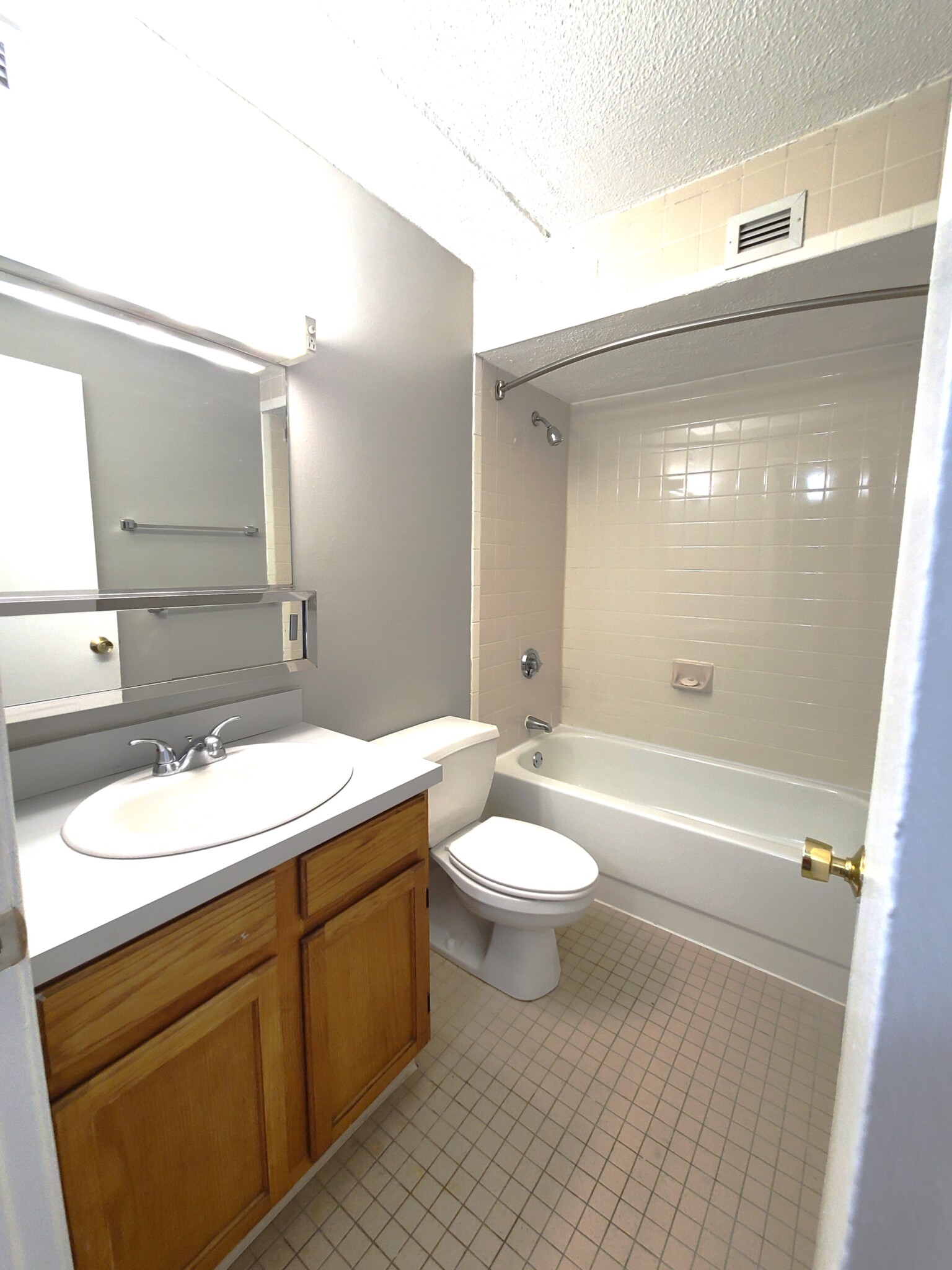 1 South Point Dr, Dorchester