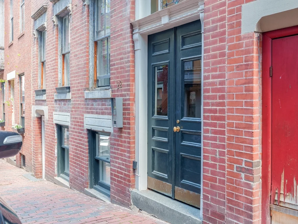 22 Irving St, Beacon Hill