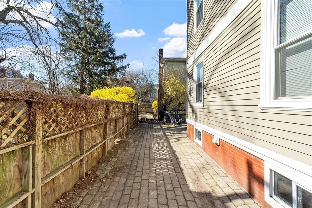 1590 Cambridge St, Mid-Cambridge