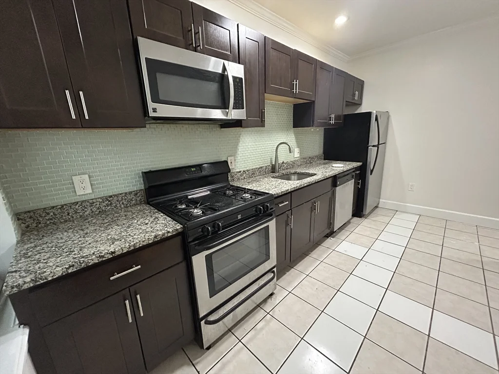 435 Walnut Ave, Roxbury