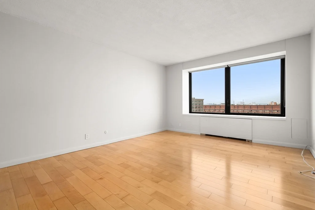 85 East India, Waterfront