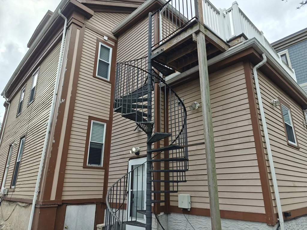 102 Mount Pleasant Ave, Roxbury