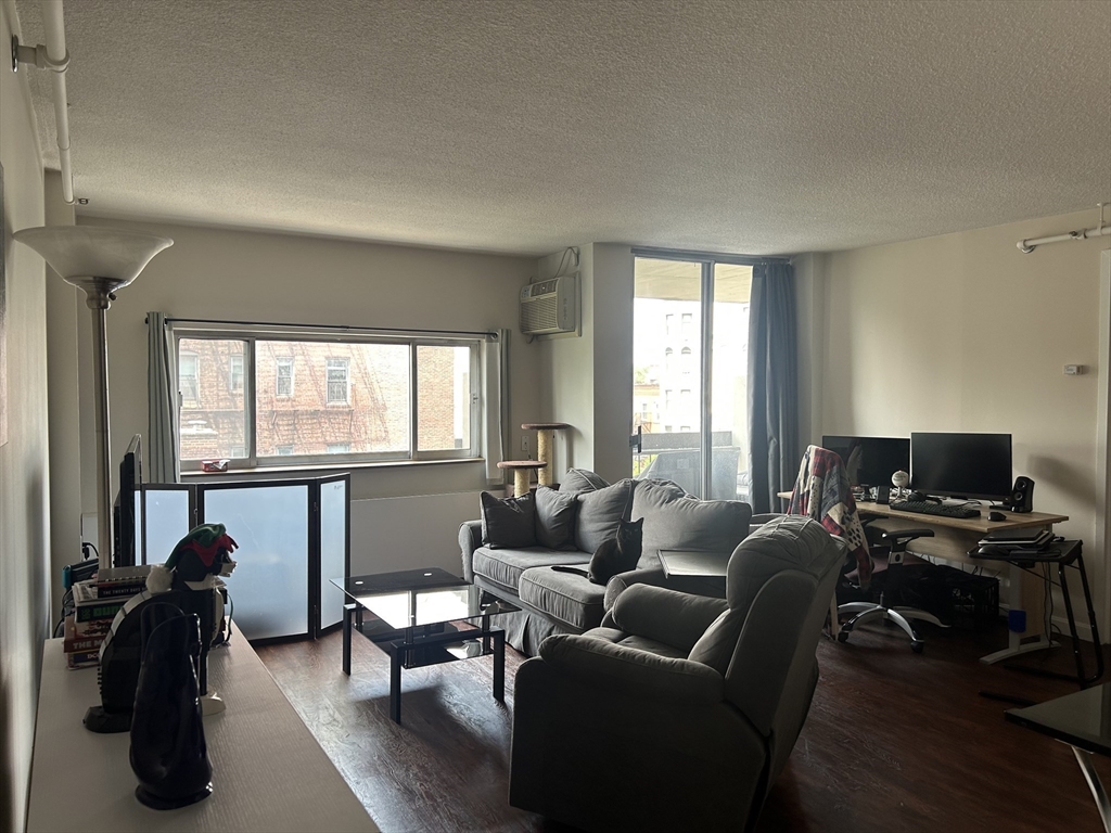 872 Massachusetts Ave, Riverside