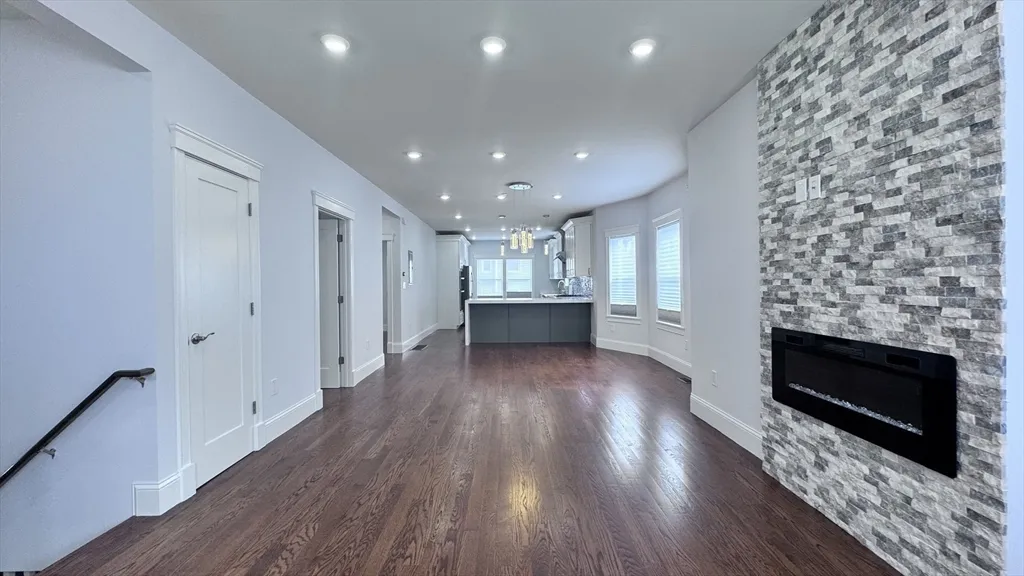 27 Aberdeen Rd, Powder House Square