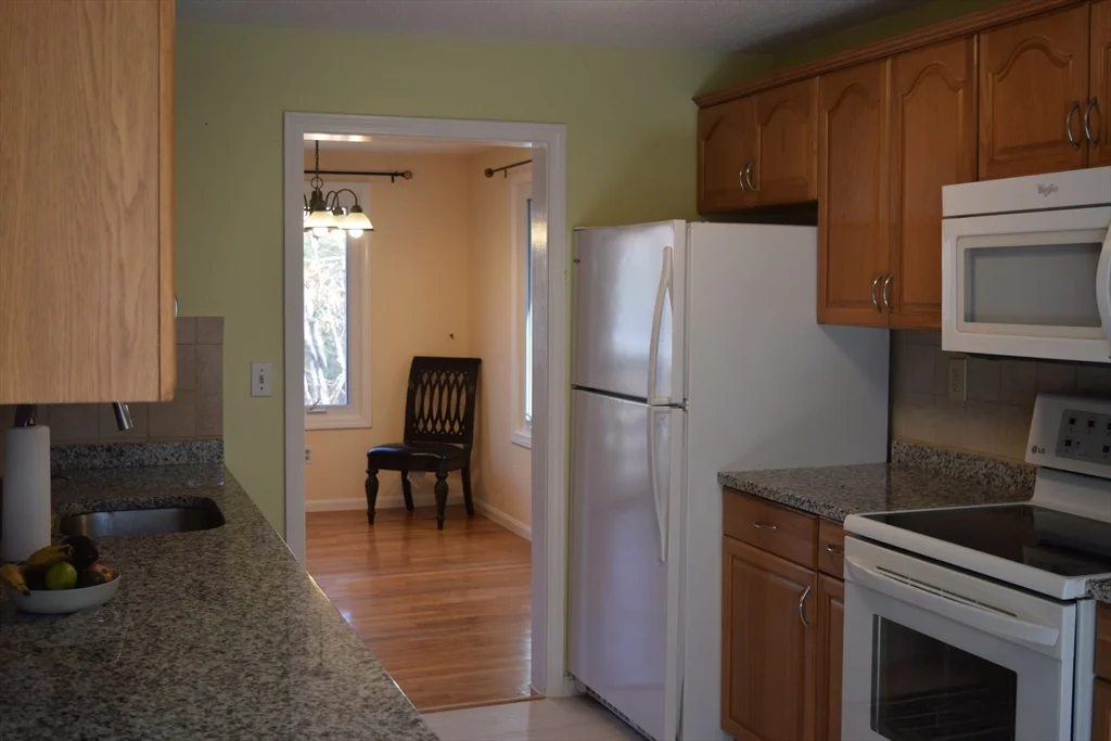 11 Hilltop Ln, Easton