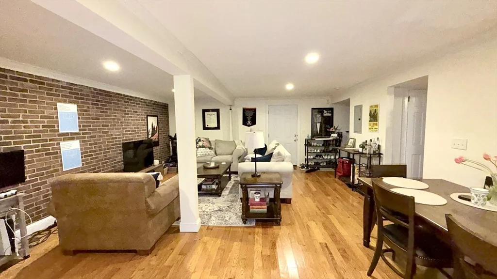 8 Kenwood St, Cambridgeport