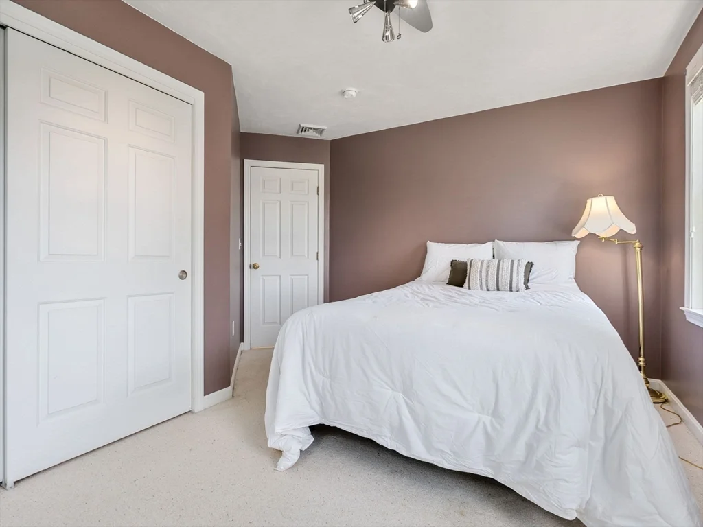 13 Breakneck Hill Rd, Hopkinton