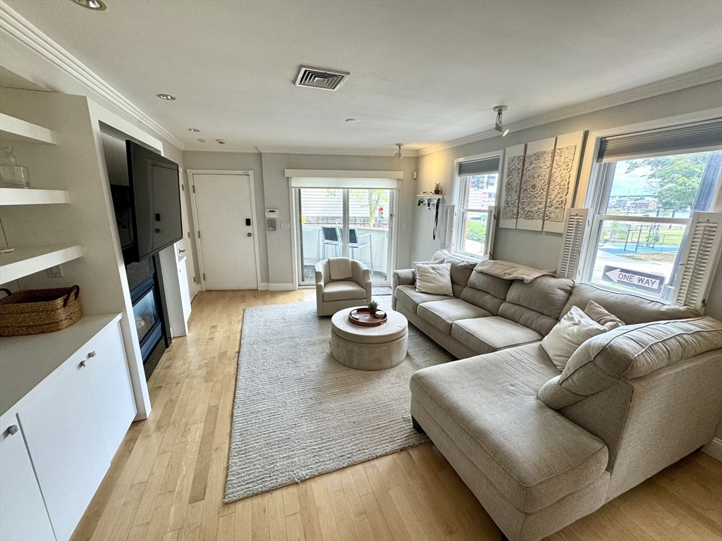 560 Commercial St, North End