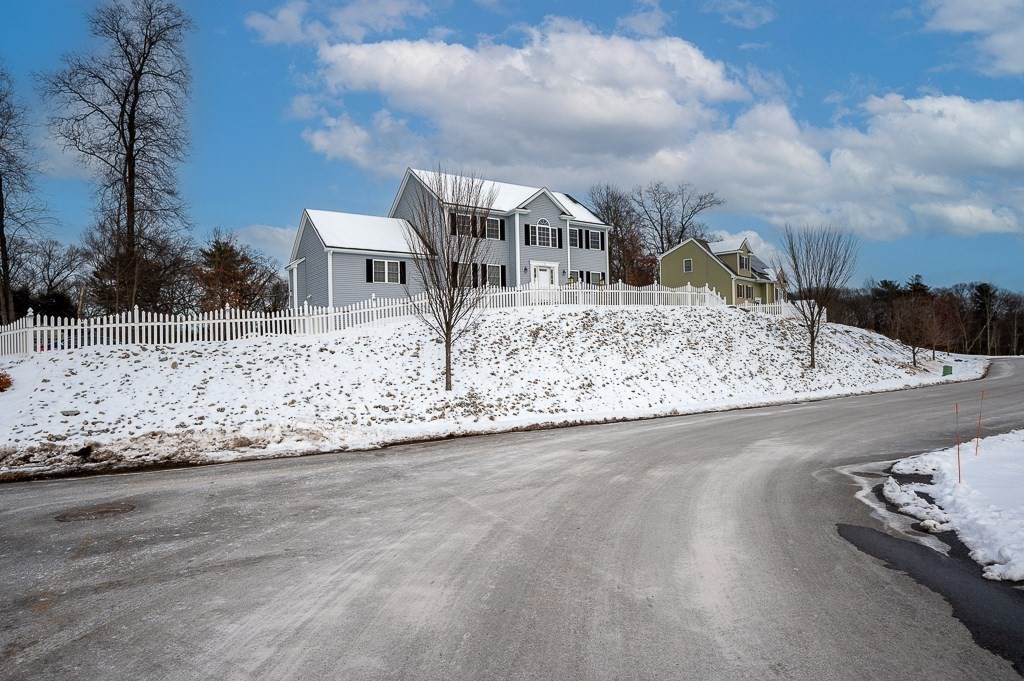 3 Moore Dr, Millbury