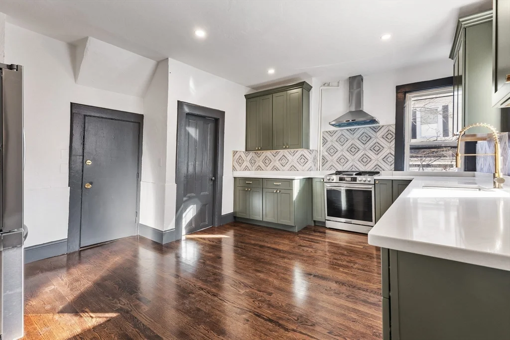 10 Carlton St, Somerville