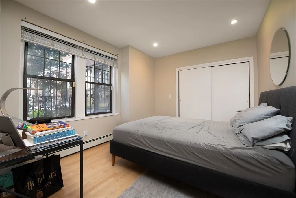 64 Queensberry St, Fenway