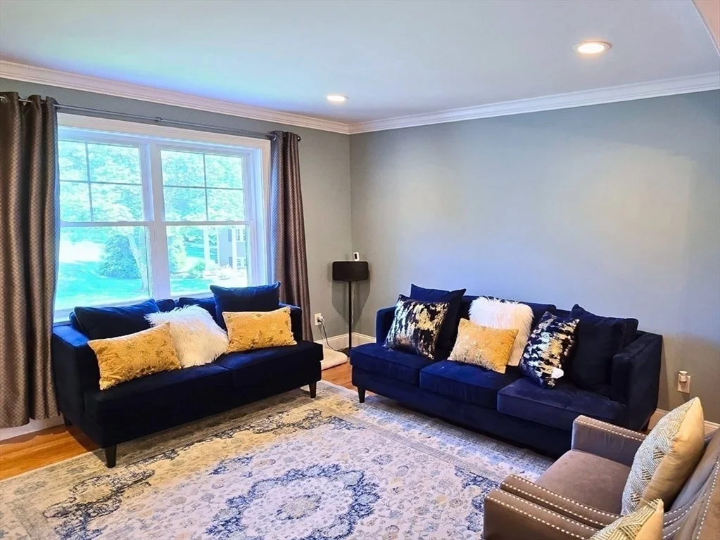 34 Fieldstone Dr, Burlington