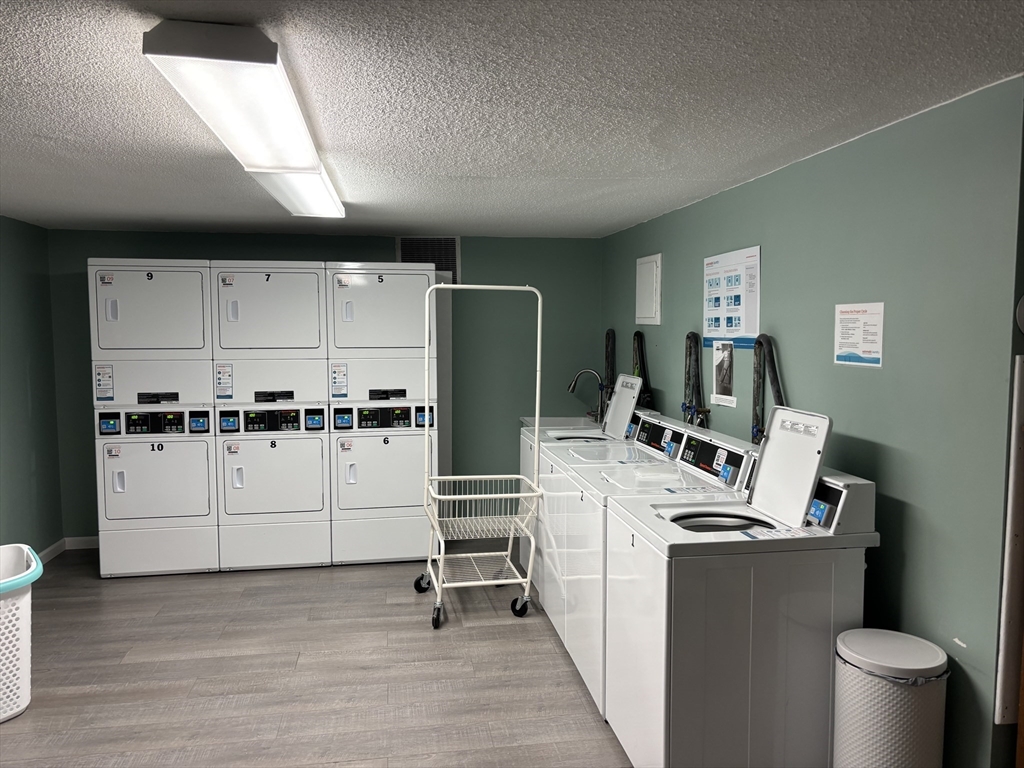 1 Summit Dr, Reading