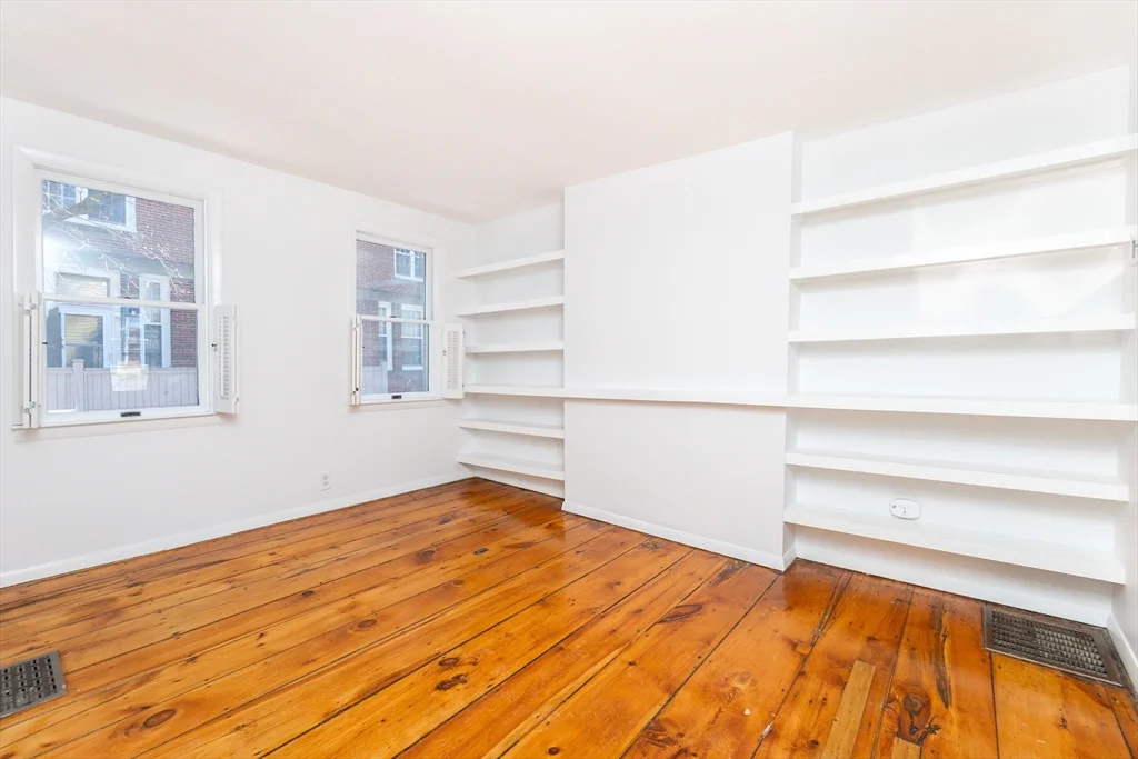 4 Cogswell Pl, North Cambridge