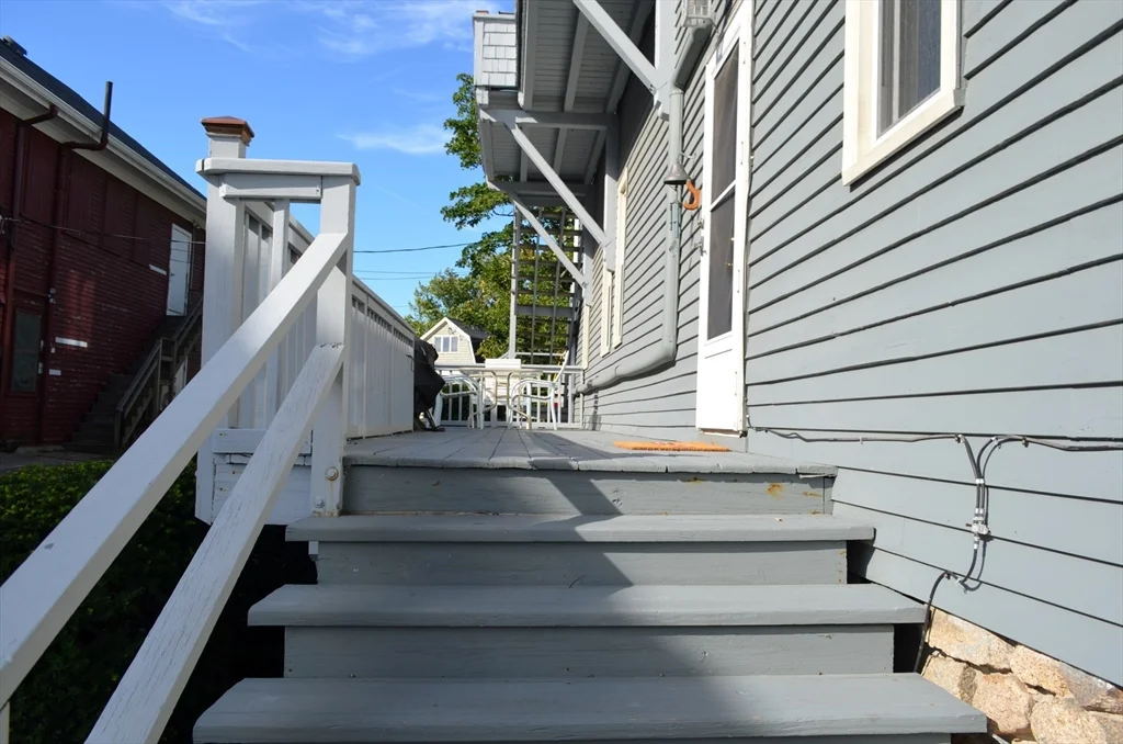 5 Pirate's Ln, East Gloucester