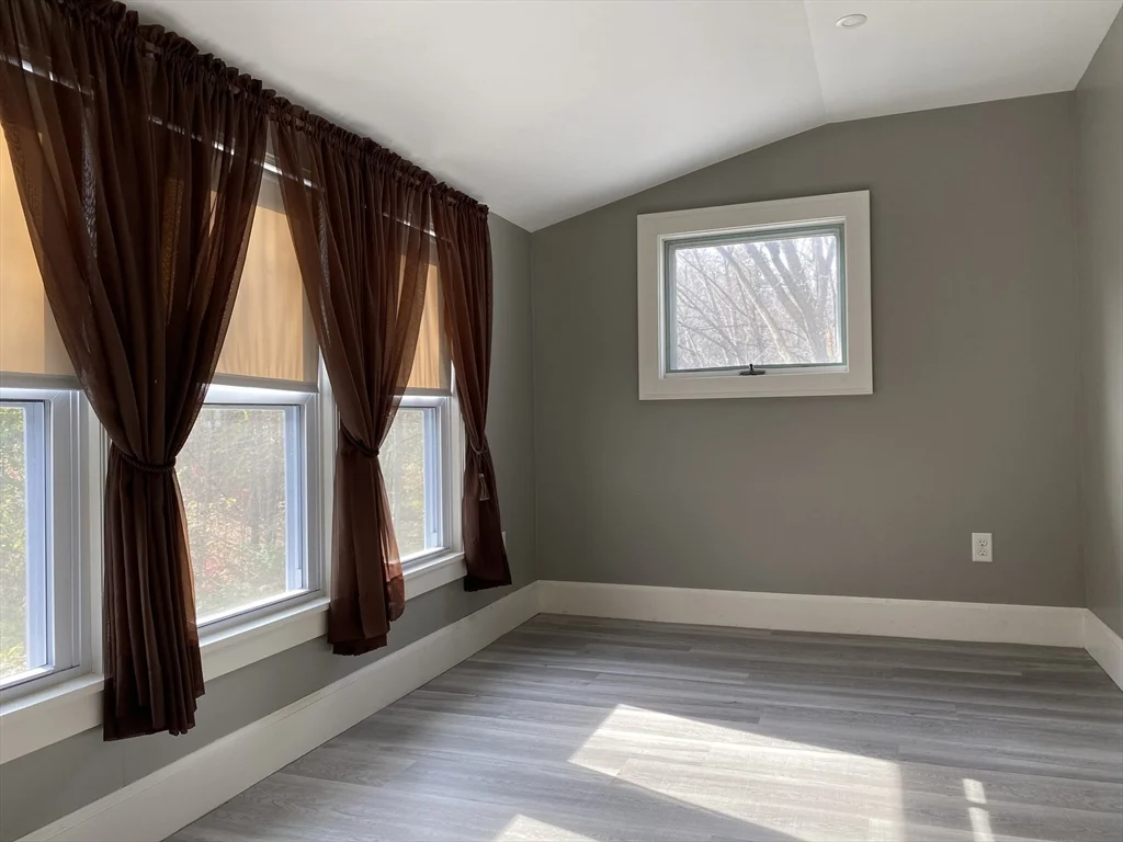 33 Maple St, Sterling