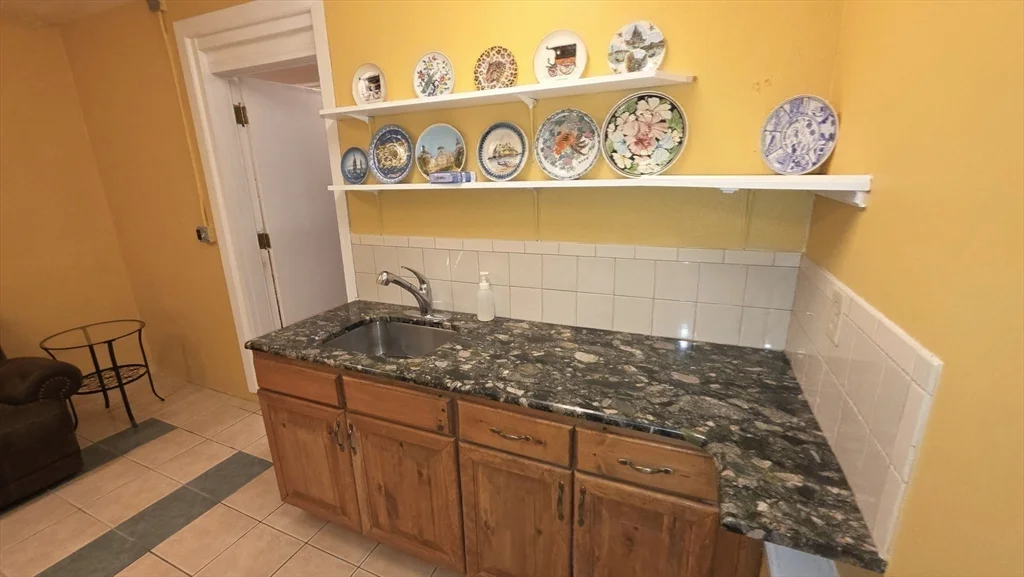 85 Burlingame, Charlton