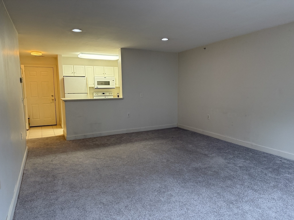 1 Millbrook Ln, Wakefield