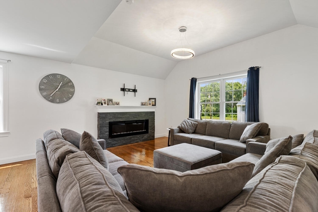 10 Carol Ave, Burlington