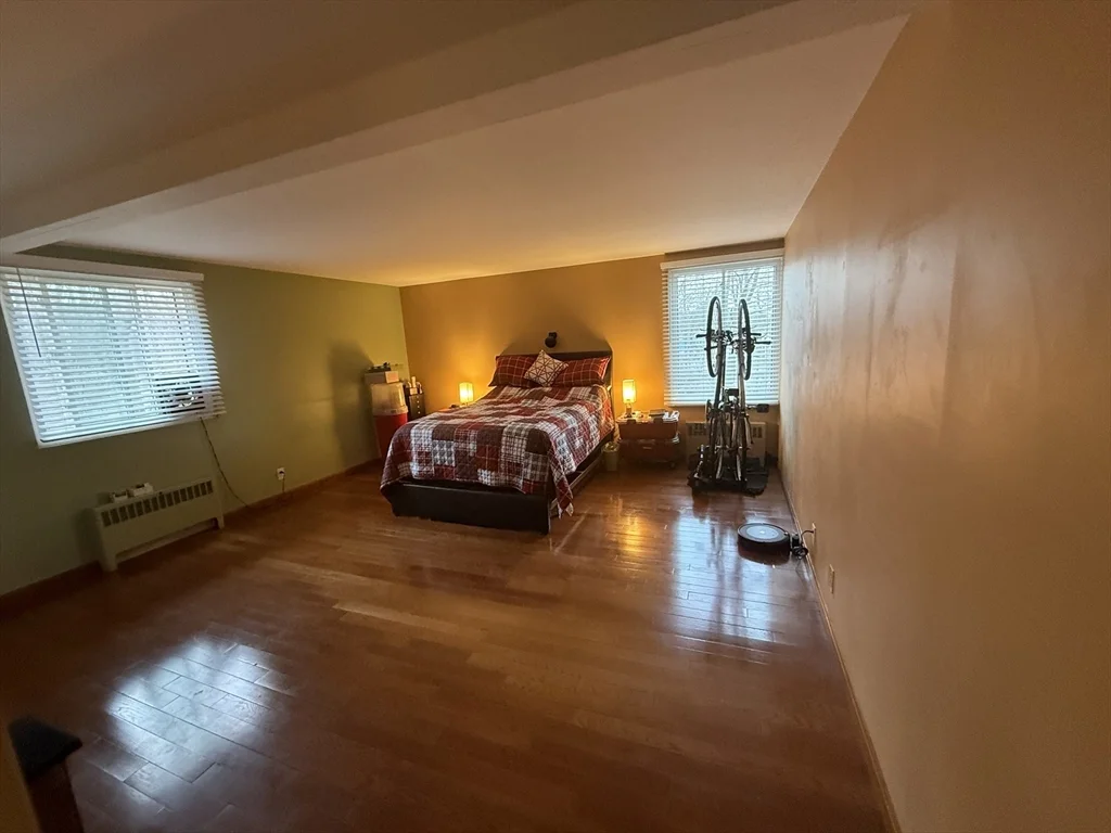 4 Longwood Dr, Andover