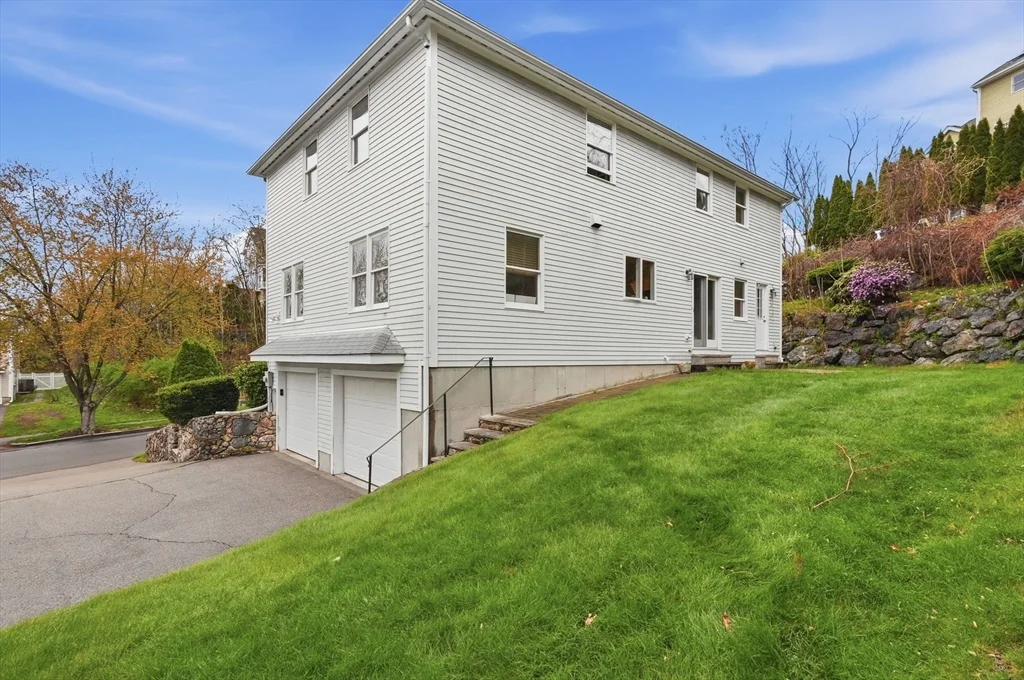 11 Roseanna Park Dr, Waltham
