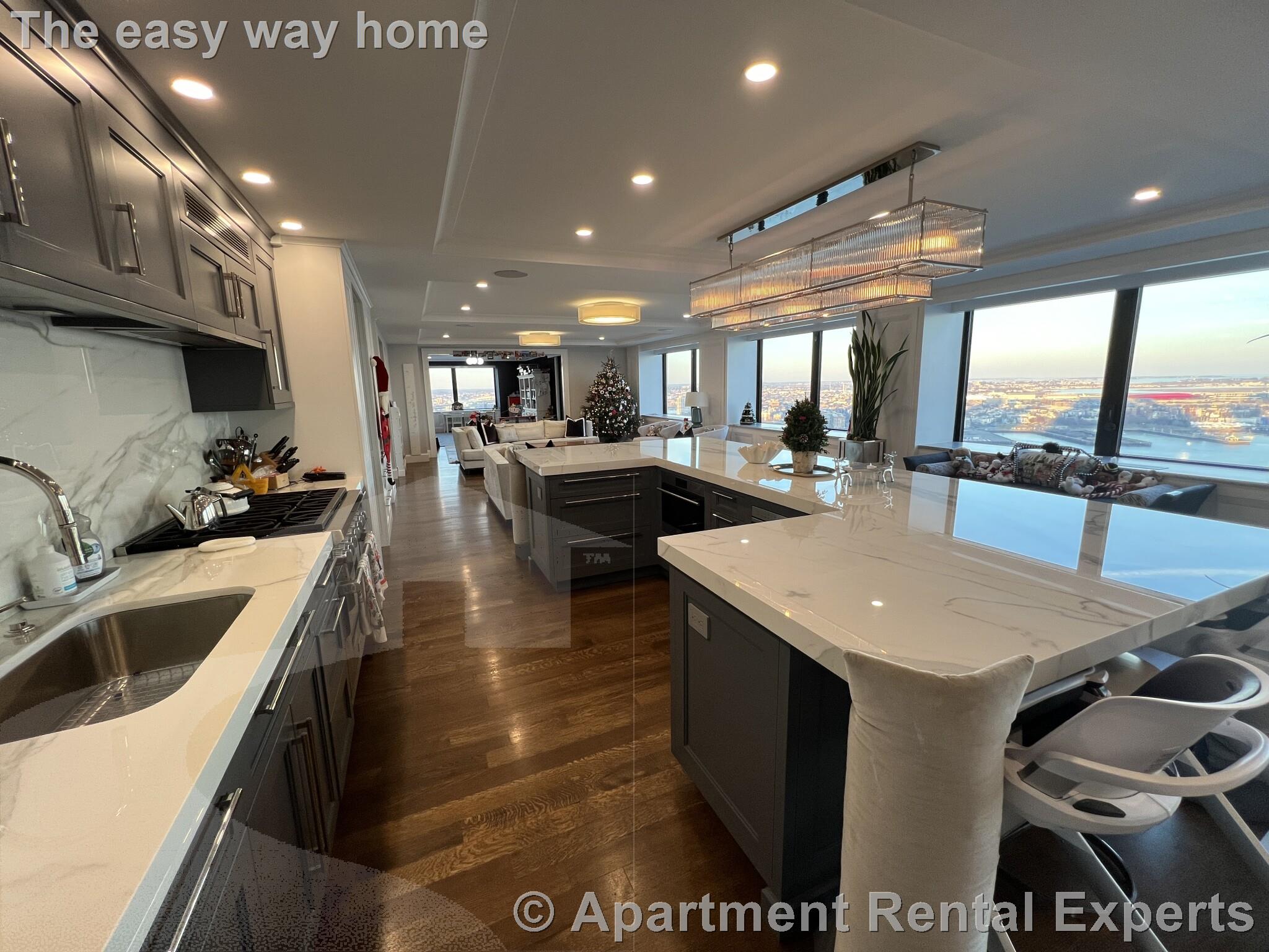 85 East India Row, Downtown