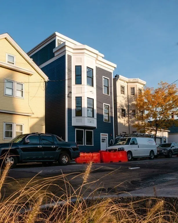 398 Bremen St, East Boston
