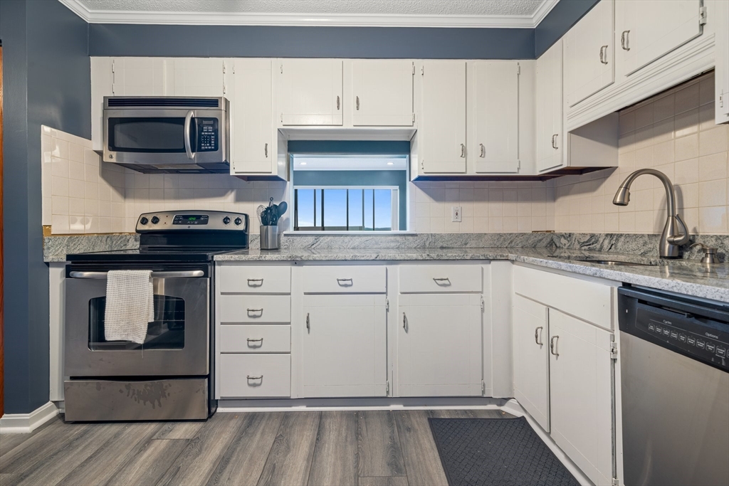 3 Summit Dr, Reading